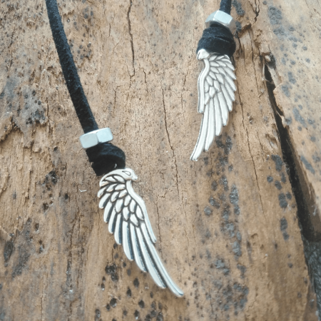 Колие велурена връзка с висулки криле