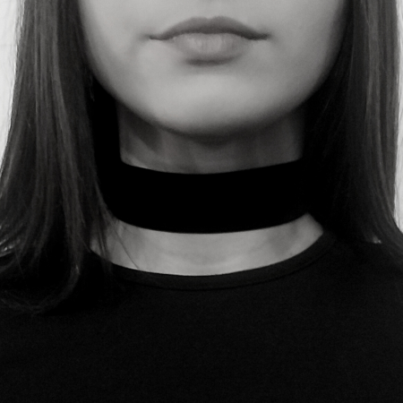 Wide velvet choker