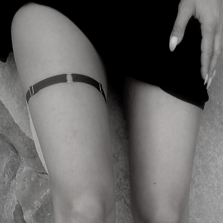 Thin thigh garter with silver elements