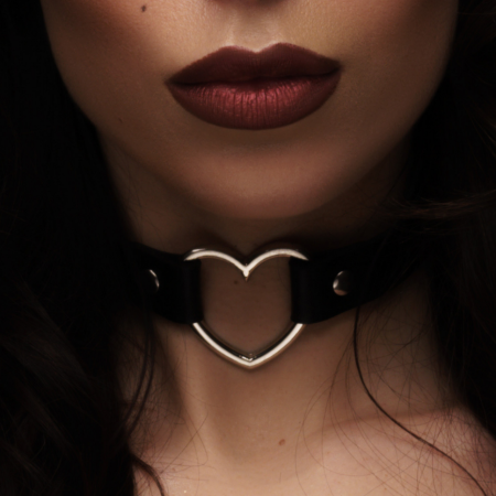 Choker necklace with heart