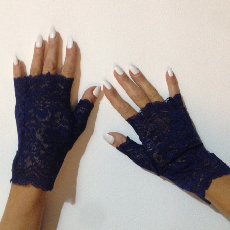 Adaugă Eleganță Și Rafinament Cu Mănuși Negre Fără Degete din Dantelă