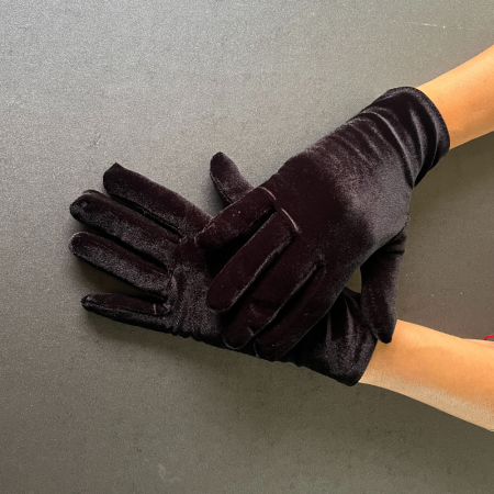 Елегантни къси дамски ръкавици от черен плюш