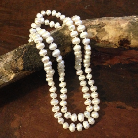 Elegant Pearl Strand Necklace: Versatile Style Statement