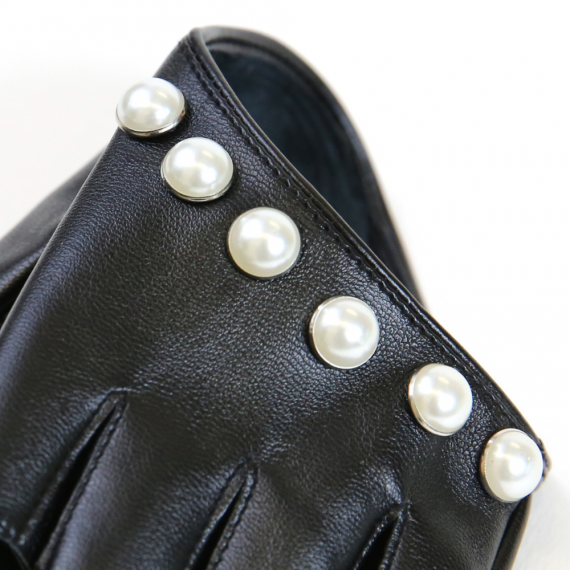 Black fingerless gloves with pearls