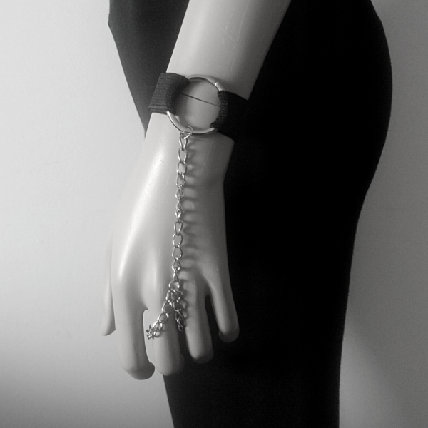 Handcrafted Gothic Chain Ring Bracelet - Dark Elegance and Manual Design