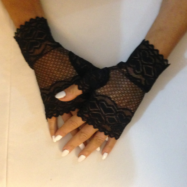 Stylish Black Lace Fingerless Gloves - Elegance and Sophistication