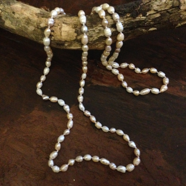 Eleganță cu Perle: Guler Damski cu Perle de Apă Cultivate în Mix de Culori Alb și Roz Sedef