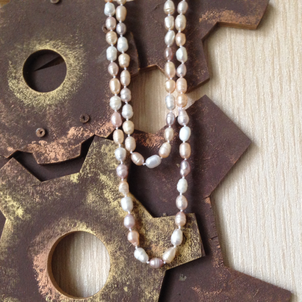 Eleganță cu Perle: Guler Damski cu Perle de Apă Cultivate în Mix de Culori Alb și Roz Sedef