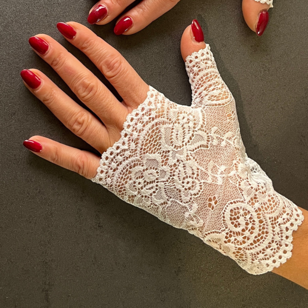 Elegant White Fingerless Gloves for Women - Style and Sophistication