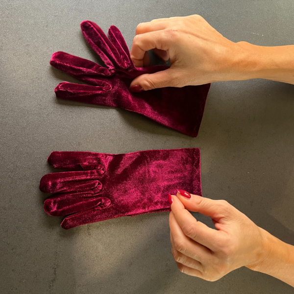 Short Velvet Gloves in Bordeaux - Add Elegance to Your Style