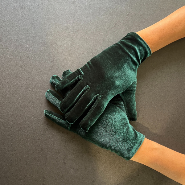 Short Velvet Women's Gloves in Green - Elegance and Refined Chic