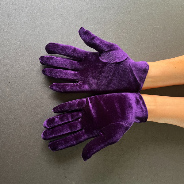 Elegant Short Women's Gloves in Lilac Plush