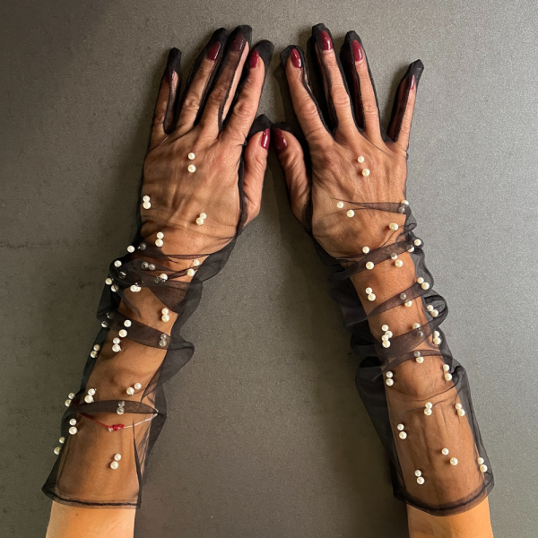 Mănuși Lungi Elegante din Tulle Negru cu Perle Albe de la KORSET BG
