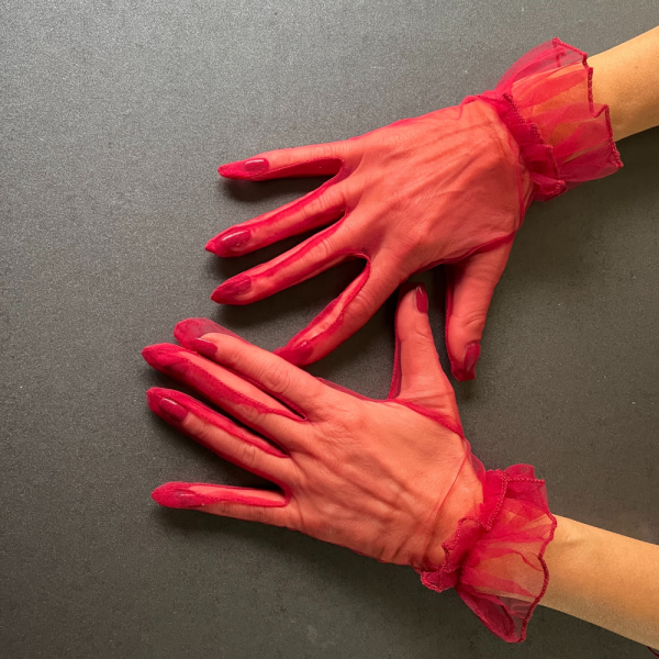 Elegant Short Burgundy Tulle Gloves - Refinement and Comfort in One Product