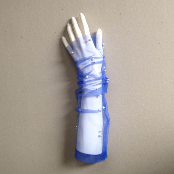 Дамски ръкавици без пръсти от син тюл с бели мъниста