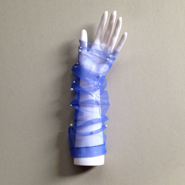 Дамски ръкавици без пръсти от син тюл с бели мъниста