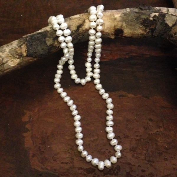 Elegant Pearl Strand Necklace: Versatile Style Statement