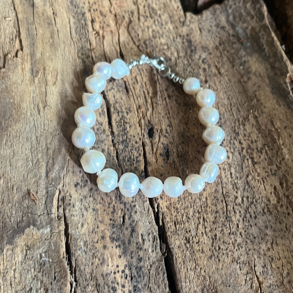 Elegant Women's Bracelet with White Natural Pearls