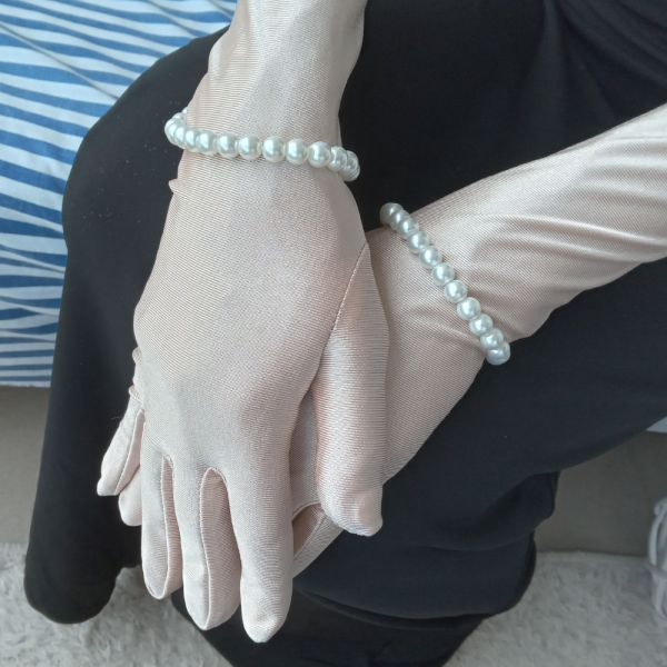 Long Beige Lycra Gloves with Pearl Bracelets – Elegant and Chic Accessory