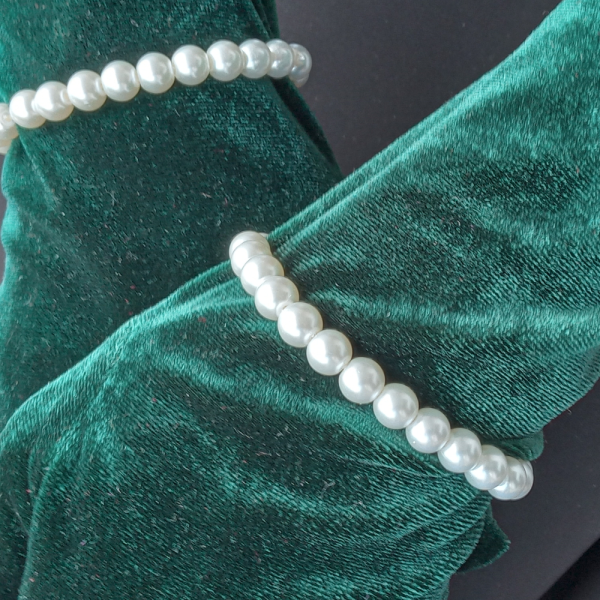 Long Green Velvet Gloves with Pearl Bracelets – Elegance for Every Occasion