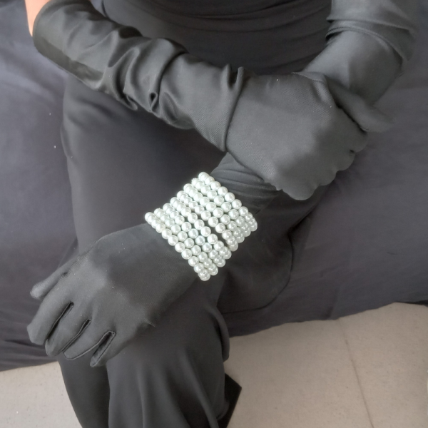 Elegant Black Gloves and Pearl Bracelets Set – A Stylish Finishing Touch