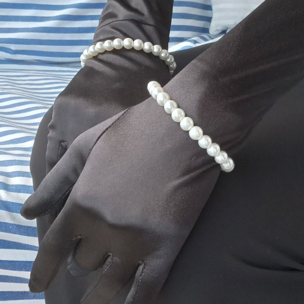 Black Satin Gloves with 8 Pearl Bracelets – Elegance and Style for Any Occasion