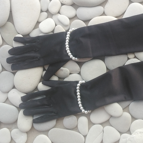 Black Satin Gloves with 8 Pearl Bracelets – Elegance and Style for Any Occasion