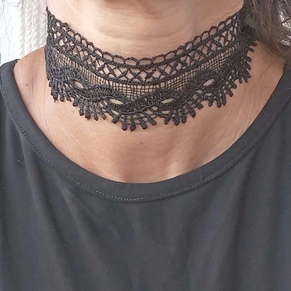 Colier de dantelă neagră lucrat manual | Choker elegant pentru femei