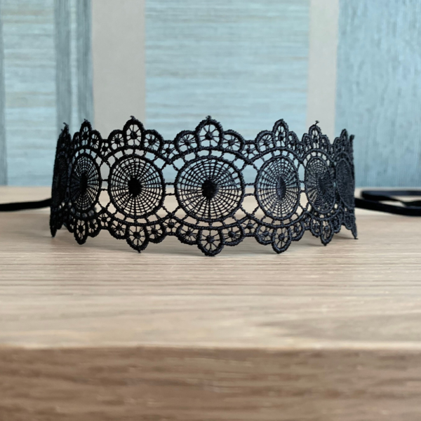 Black Lace Choker: Elegant, Adjustable Handmade Necklace for Women.