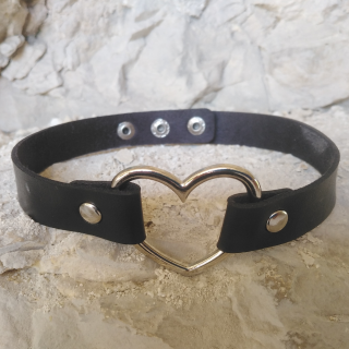 Choker necklace with heart