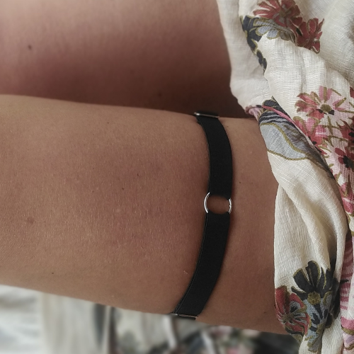 Thin thigh garter with silver elements