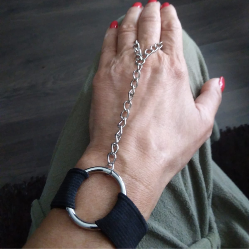 Handcrafted Gothic Chain Ring Bracelet - Dark Elegance and Manual Design