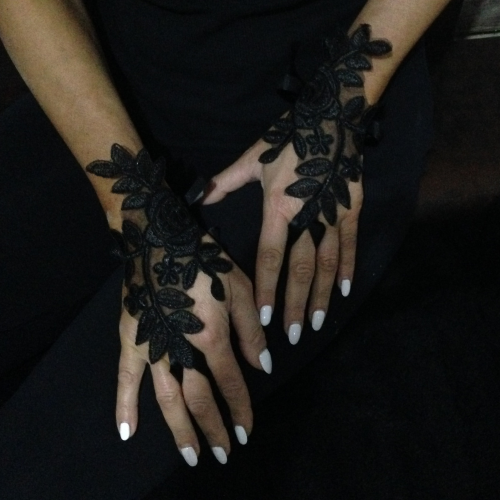 Lace Fingerless Gloves - Elegance and Style at Your Fingertips!