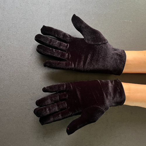 Elegant Short Black Velvet Gloves - Refinement and Comfort in One Product