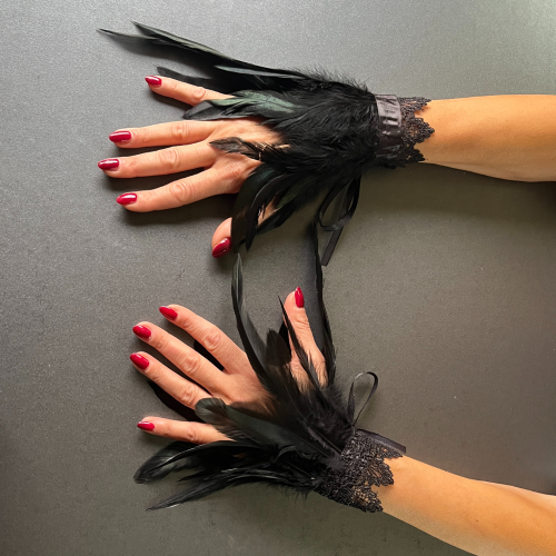 Elevate Your Look with our Feather Bracelet Set | Elegant Hand Accessories for Every Occasion