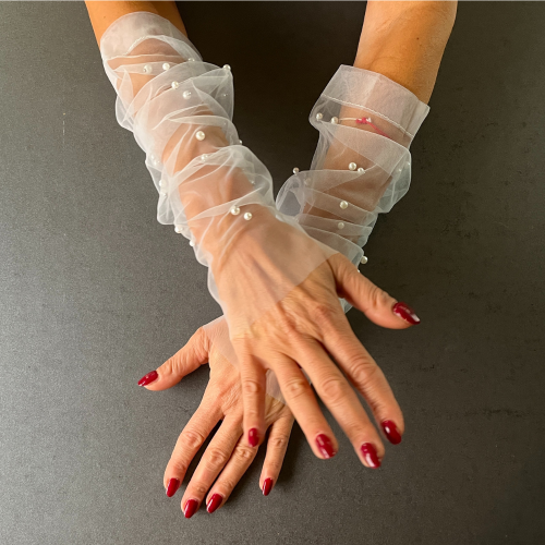 Елегантни дълги сиви тюлени ръкавици с бели перли | KORSET BG