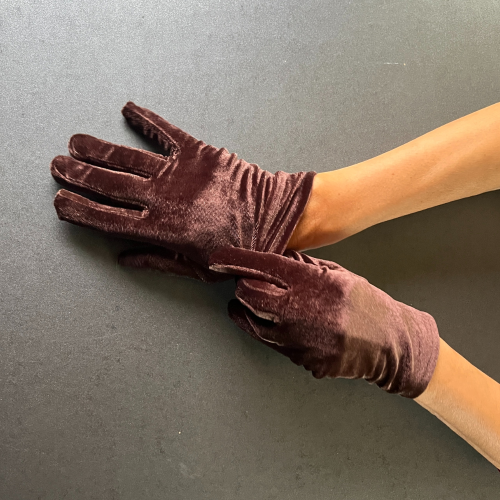 Елегантни къси плюшени ръкавици в кафяво