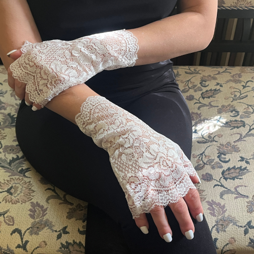 Elegant Lace Fingerless Bridal Gloves