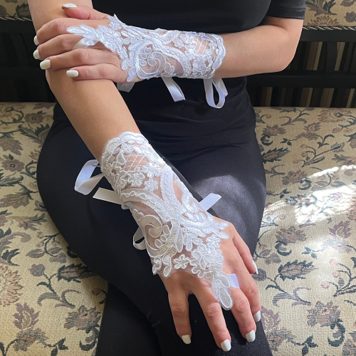 Bridal Hand Accessories: White Lace Fingerless Gloves