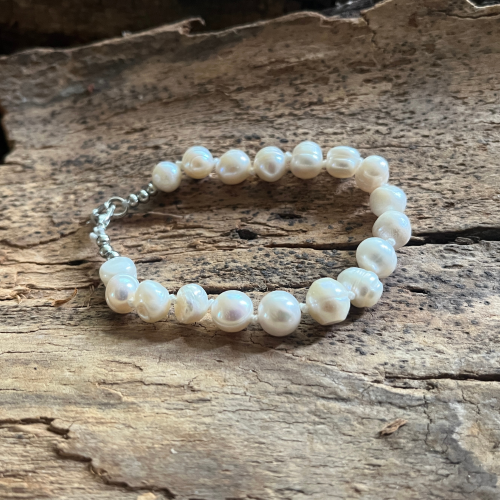 Elegant Women's Bracelet with White Natural Pearls