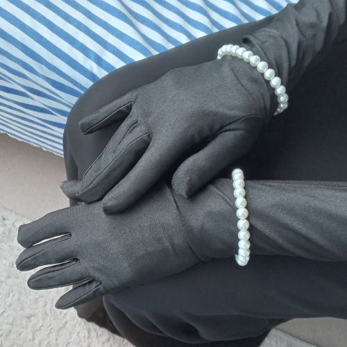 Elegant Black Gloves and Pearl Bracelets Set – A Stylish Finishing Touch