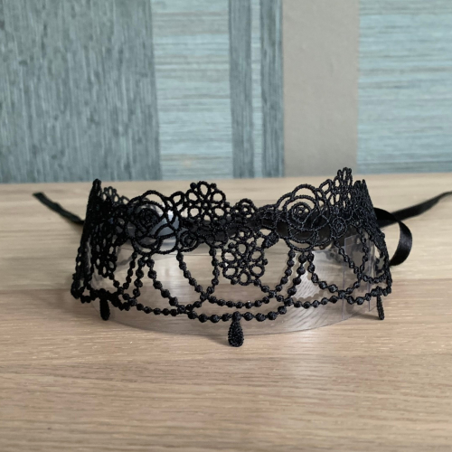 Black Lace Choker: Adjustable & Elegant Neck Accessory!